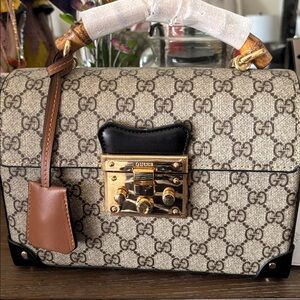 Beautiful trunk like pocketbook comes with strap also